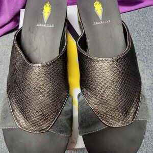Volatile Women's Warwick Sandal - Pewter - 10 M - NEW in Box! So Cute & Comfy!